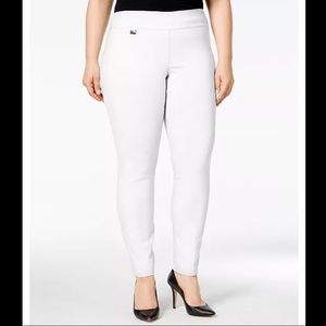 NWT. Women’s skinny leg pants. Size 16W.